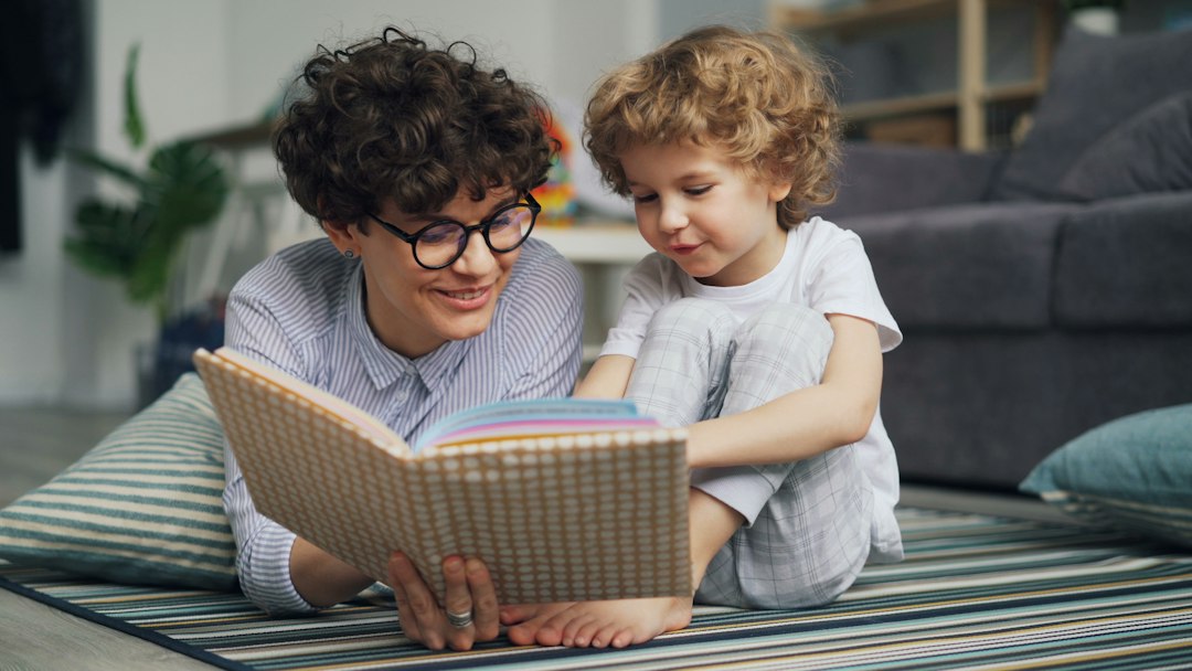 大人が子どもに絵本を読み聞かせているイメージ画像（イメージ画像）