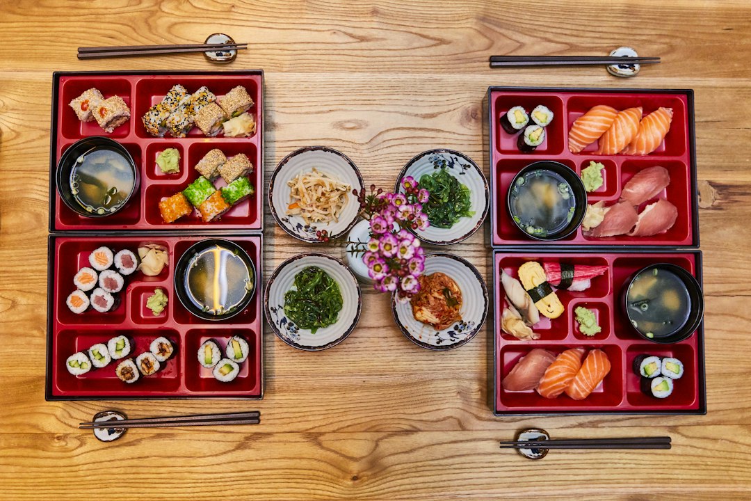 木のトレイに器が並んだ食卓のイメージ画像(届いた返礼品を食べる場面のイメージ)