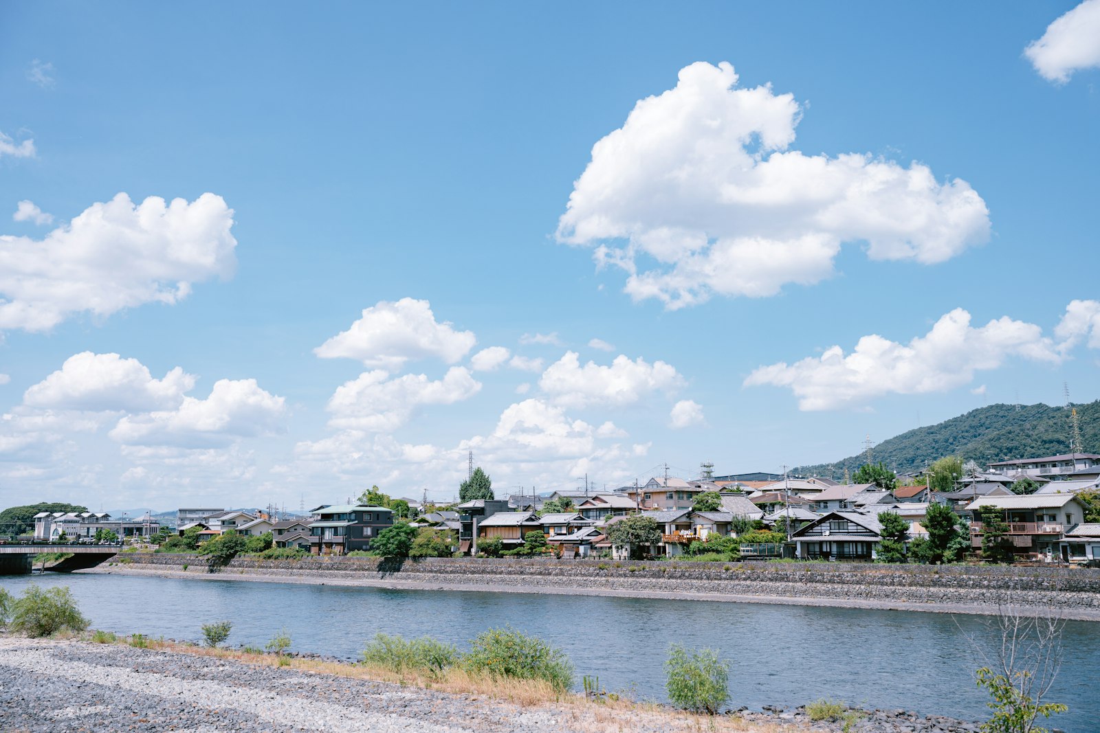 川沿いに家が並ぶ町の風景のイメージ画像(境町の実際の風景ではありません)