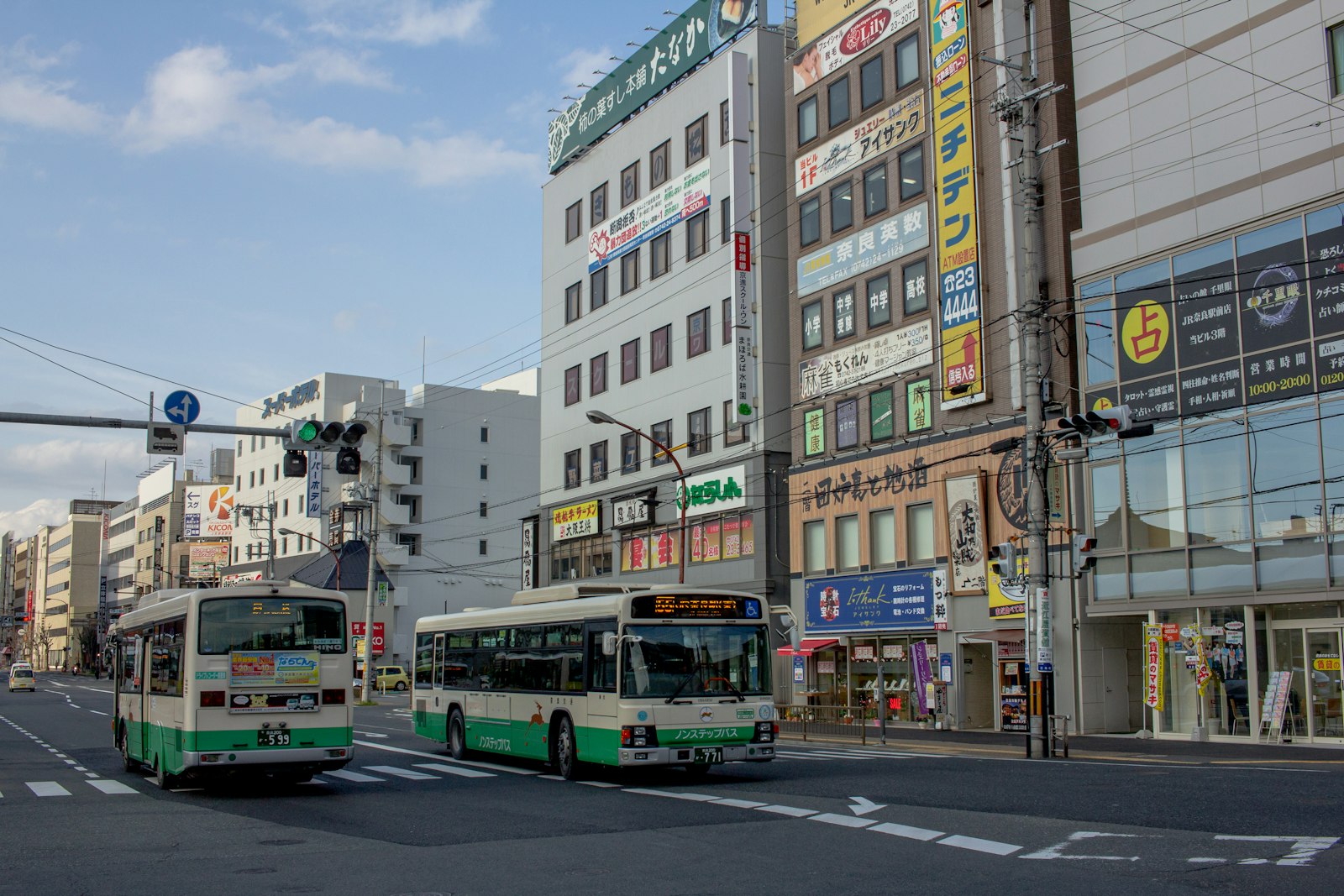 道路を走る路線バスのイメージ画像(境町〜東京駅線の実際の車両ではありません)