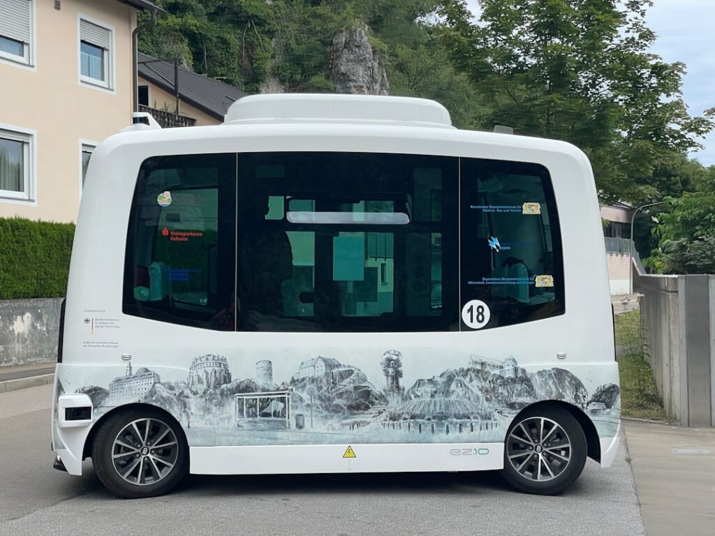 小型シャトルバスのイメージ画像（境町の実際の車両ではありません）