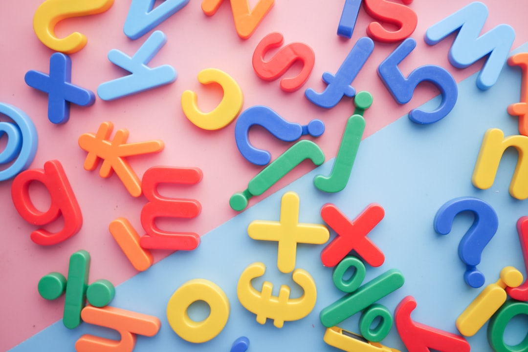 アルファベットの文字が並ぶ英語学習のイメージ画像