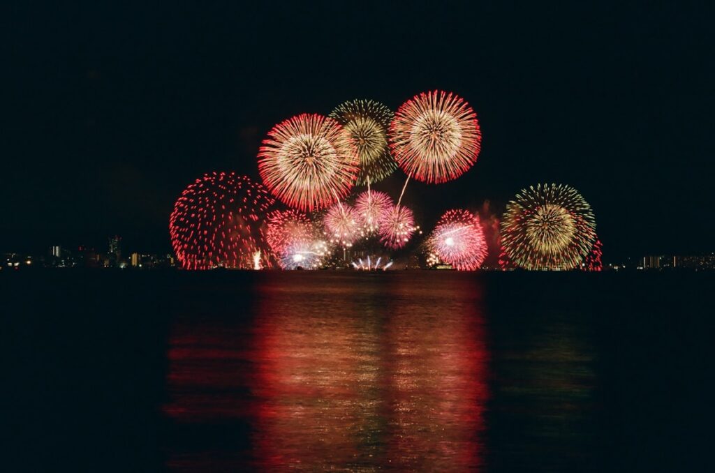 川面に映る打ち上げ花火のイメージ画像（利根川大花火大会の実際の写真ではありません）