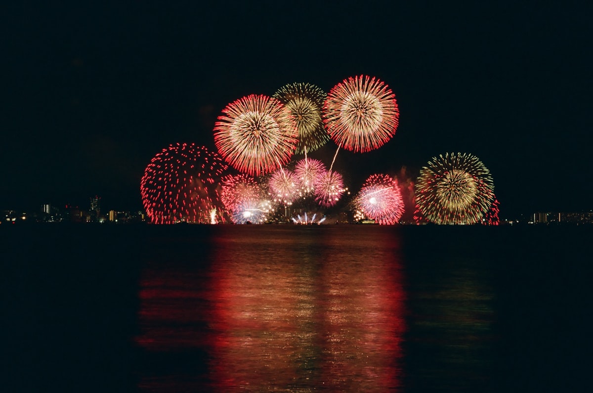川面に映る打ち上げ花火のイメージ画像(利根川大花火大会の実際の写真ではありません)