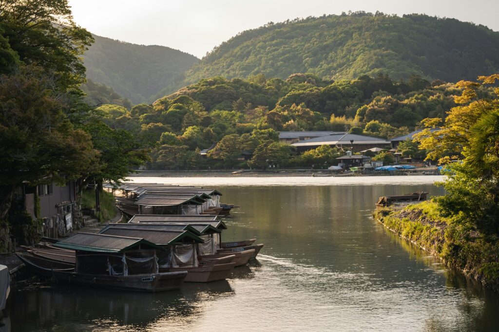 川に浮かぶ舟のイメージ（Photo by Artem Shuba on Unsplash・イメージ画像）