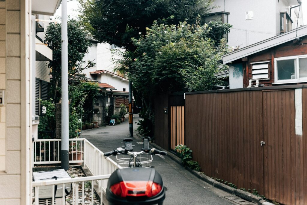 住宅が並ぶ通りのイメージ画像（境町の住宅耐震・防災補助金ガイド）