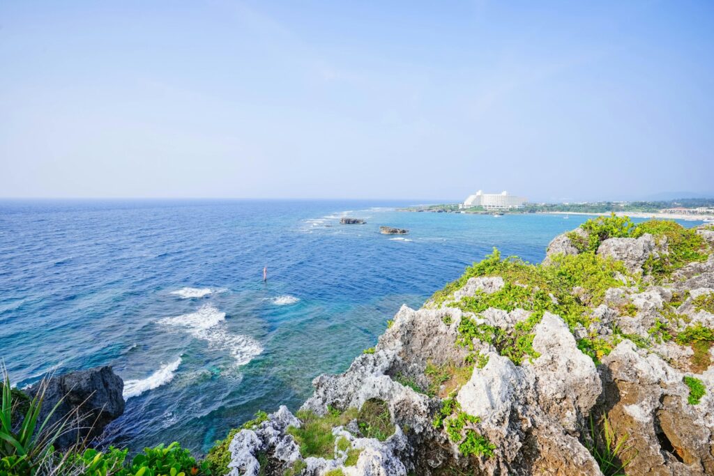 沖縄の万座毛と青い海のイメージ画像（境町・国頭村の実際の写真ではありません）