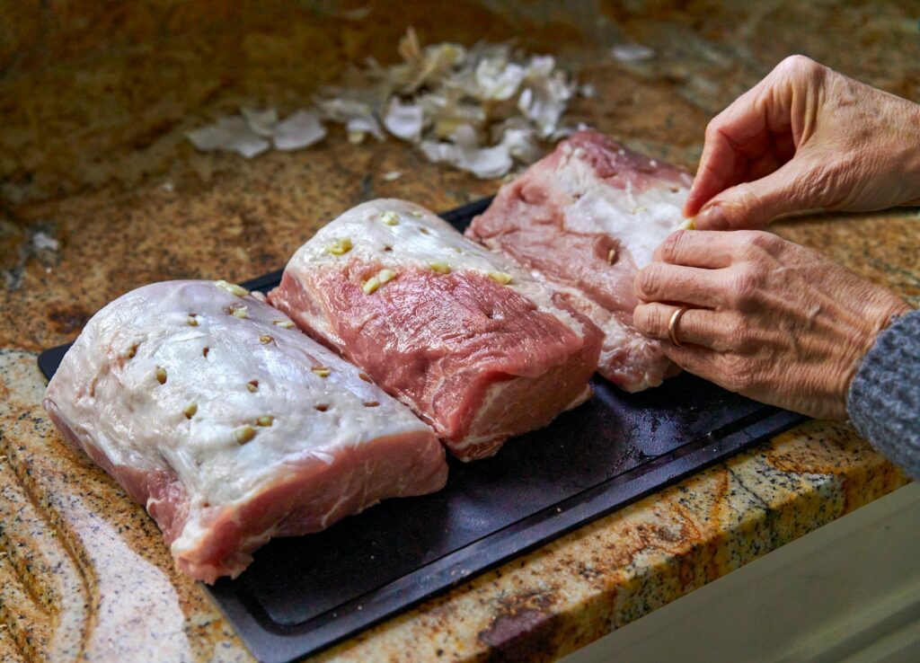 豚肉を調理するイメージ画像（境町の梅山豚ガイド）