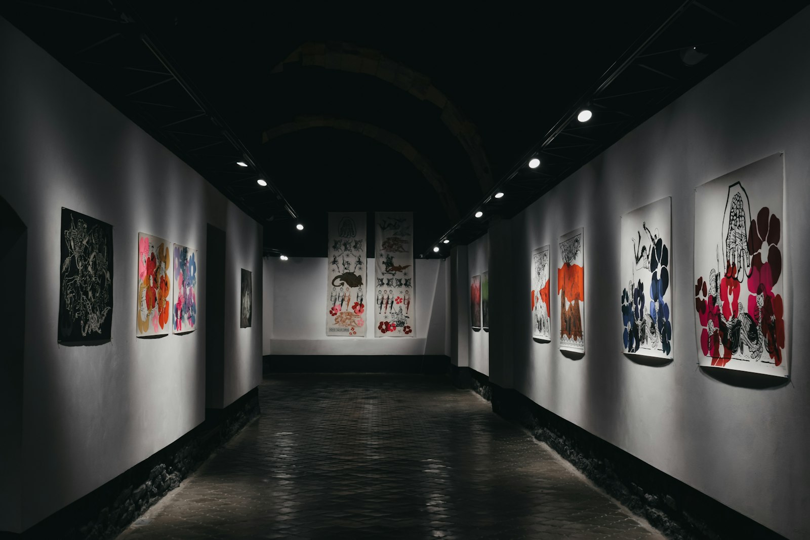 S-Gallery粛粲寶美術館ガイドのアイキャッチ（白い壁に絵が並ぶ美術館の廊下のイメージ画像。実際の館内ではありません）