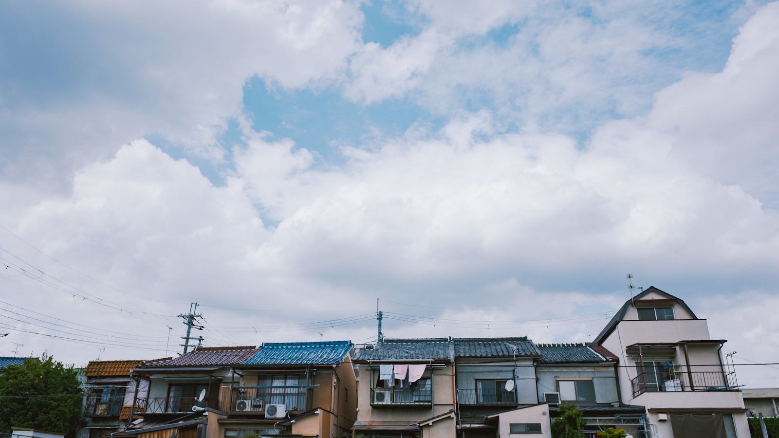 住宅のあいだを通る生活道路のイメージ画像。境町の実景ではありません