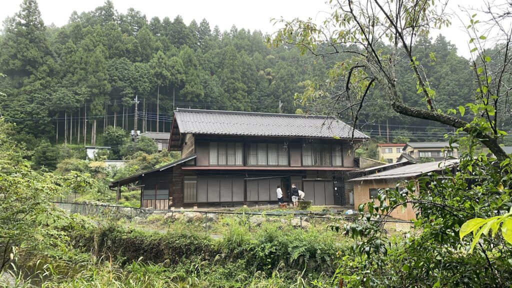 空き家になった古い一軒家のイメージ画像。境町の空き家対策を紹介する記事のアイキャッチ
