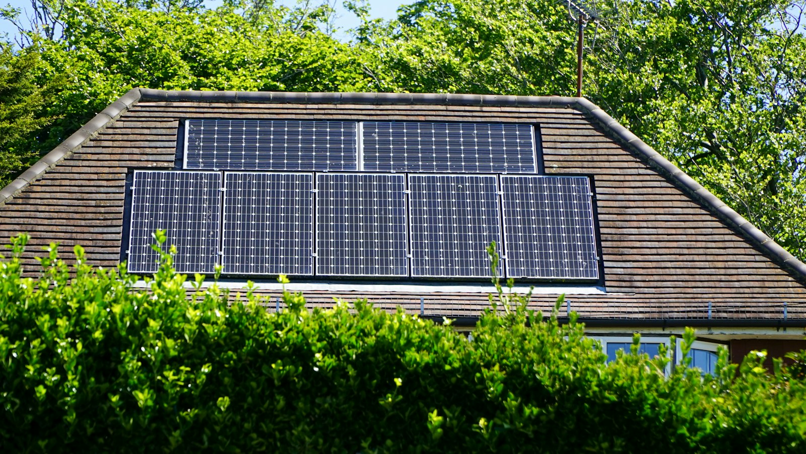 住宅の屋根に設置された太陽光パネルのイメージ画像。境町の実景ではありません