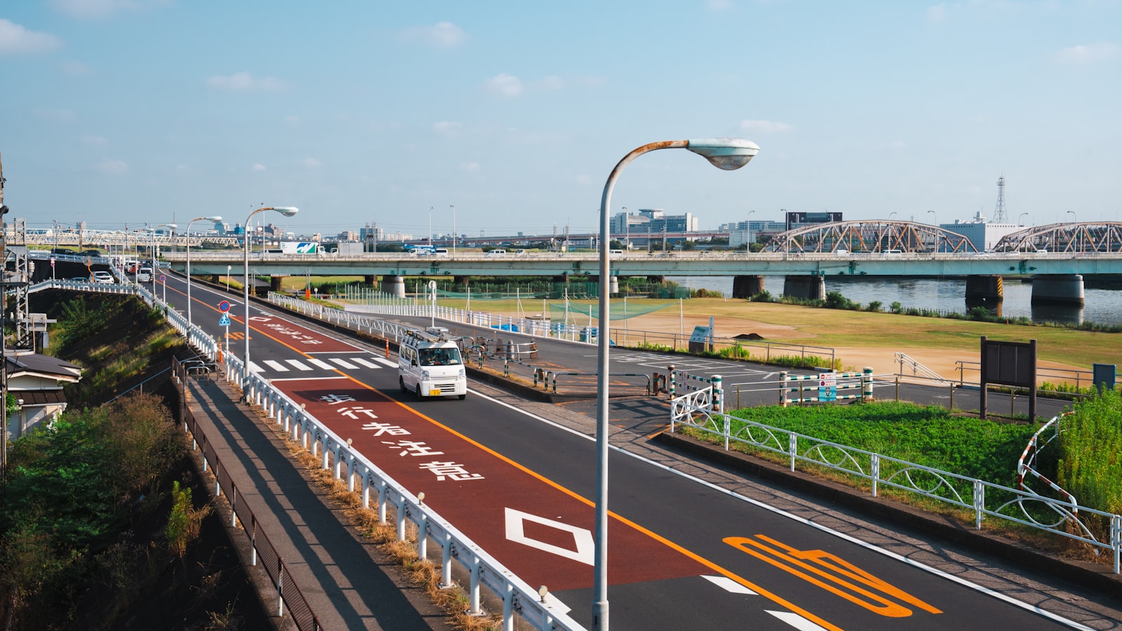 橋のそばの道路を車が走るイメージ画像。境町の実景ではありません