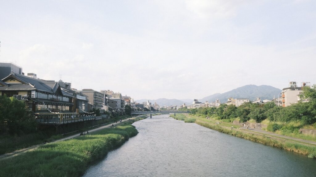 茨城県境町のイメージ画像。緑の田園を流れる大きな川（Unsplashのイメージ画像）