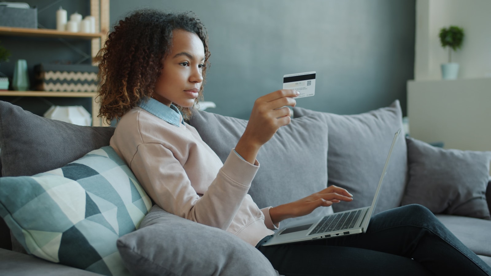 パソコンとクレジットカードでふるさと納税を申し込むイメージ画像