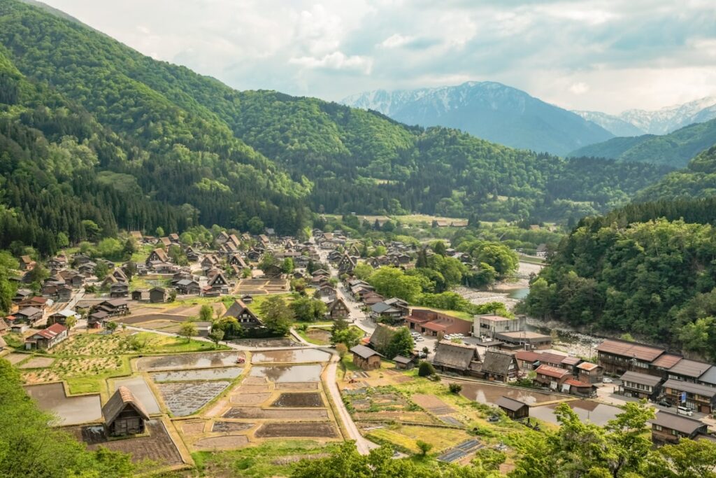 境町のふるさと納税の使い道を紹介する、田畑と川のある町並みのイメージ画像