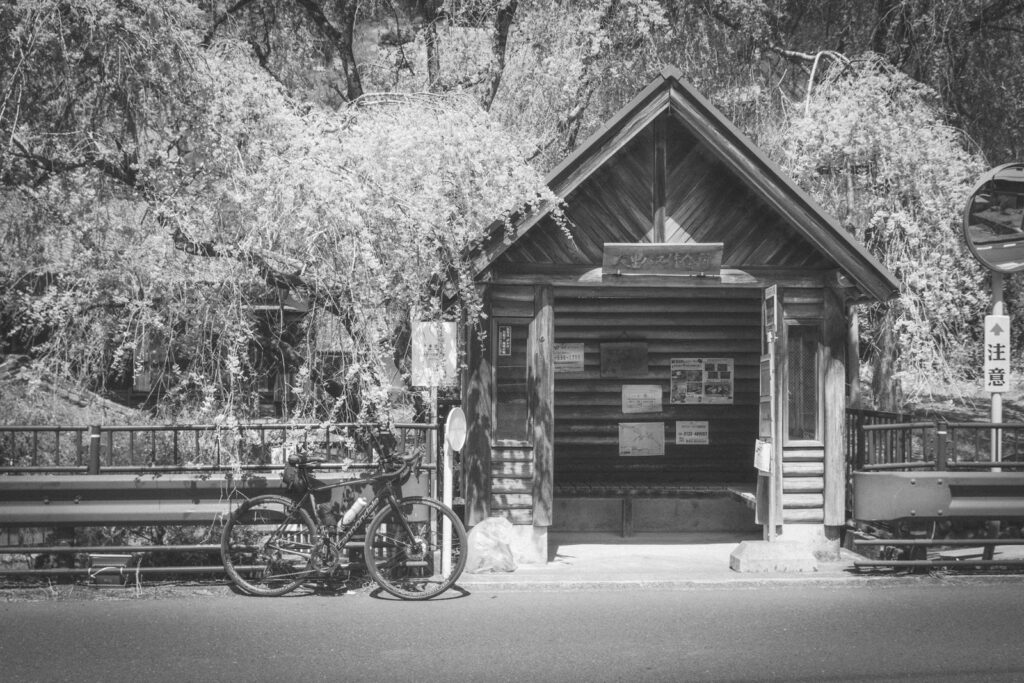 田舎道のバス停のイメージ画像（境町の実景ではありません）