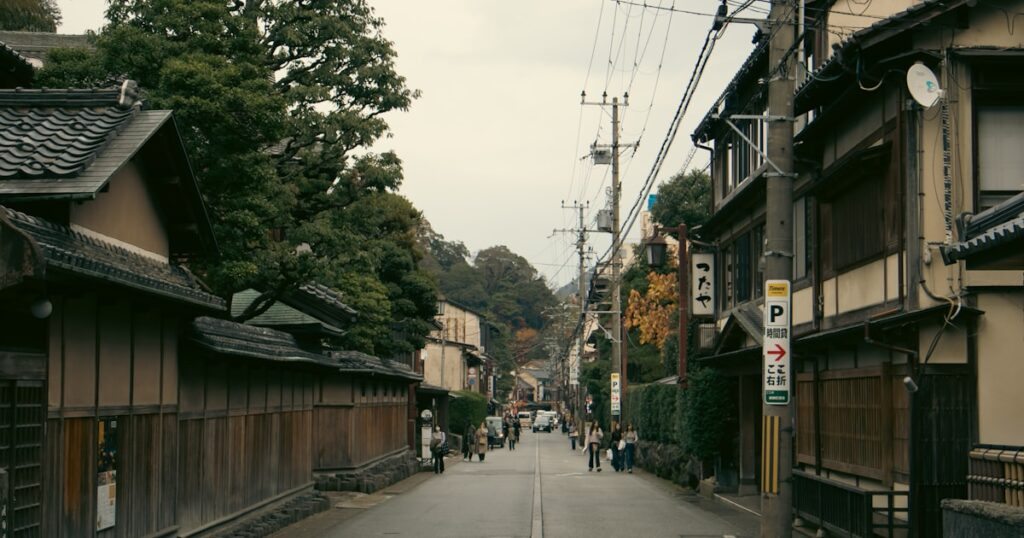 境町の住まい探しのイメージ画像（日本の住宅街の通り／Photo by Kate Kasiutich on Unsplash）