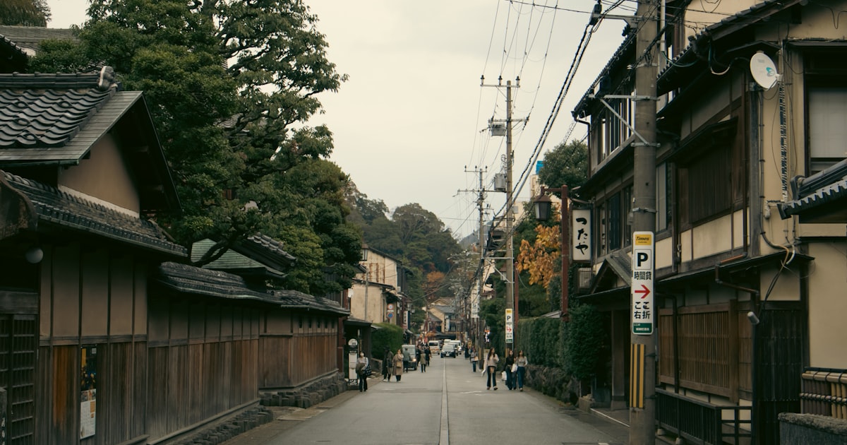 境町の住まい探しのイメージ画像（日本の住宅街の通り／Photo by Kate Kasiutich on Unsplash）