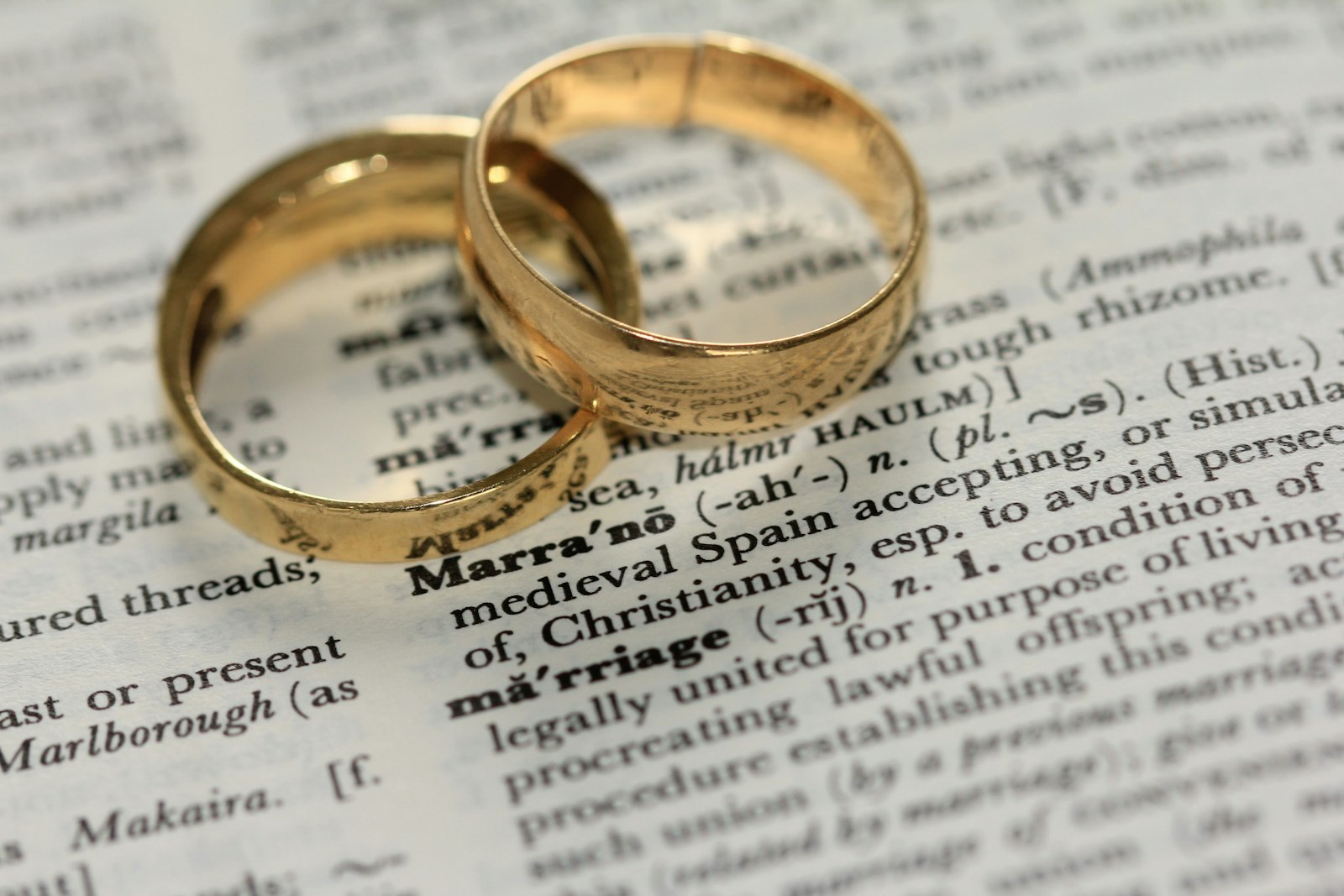 境町の結婚・新生活支援をイメージした写真。書類の上に置かれた2つの結婚指輪（イメージ画像）