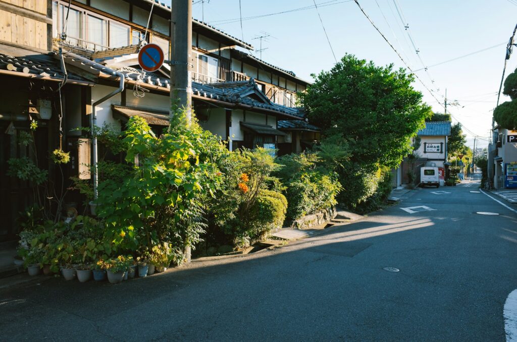 境町の障がい福祉ガイドのイメージ画像。緑の多い静かな住宅街の道（イメージ画像）