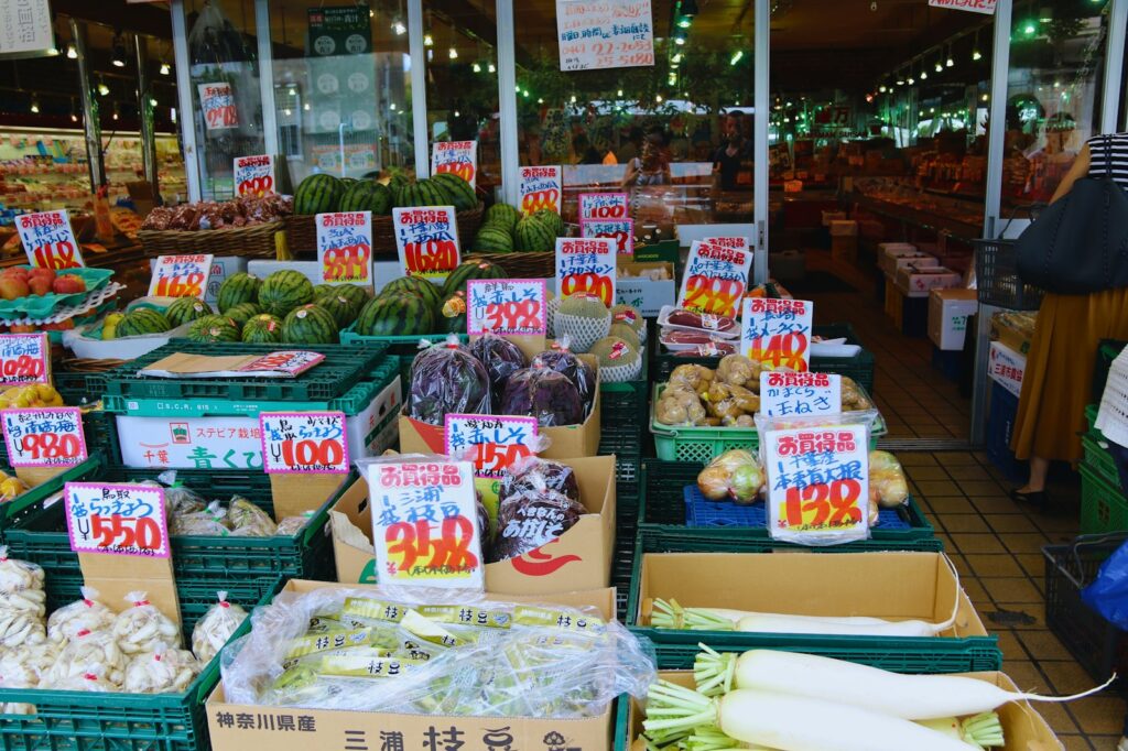 境町のお土産ガイド：新鮮な野菜や食品が並ぶ市場のイメージ画像（Unsplash）