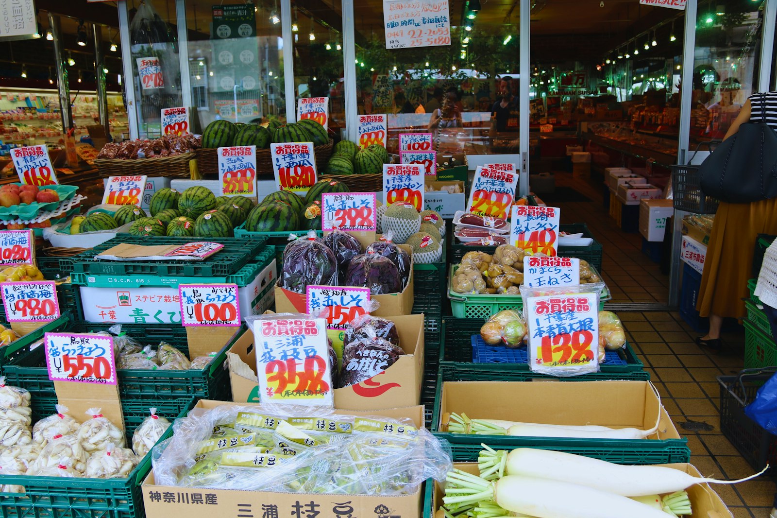 境町のお土産ガイド:新鮮な野菜や食品が並ぶ市場のイメージ画像(Unsplash)