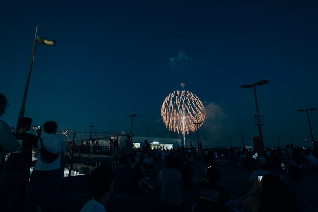 花火大会を見上げる観客のイメージ（イメージ画像・Photo by Tsuyoshi Kozu on Unsplash）