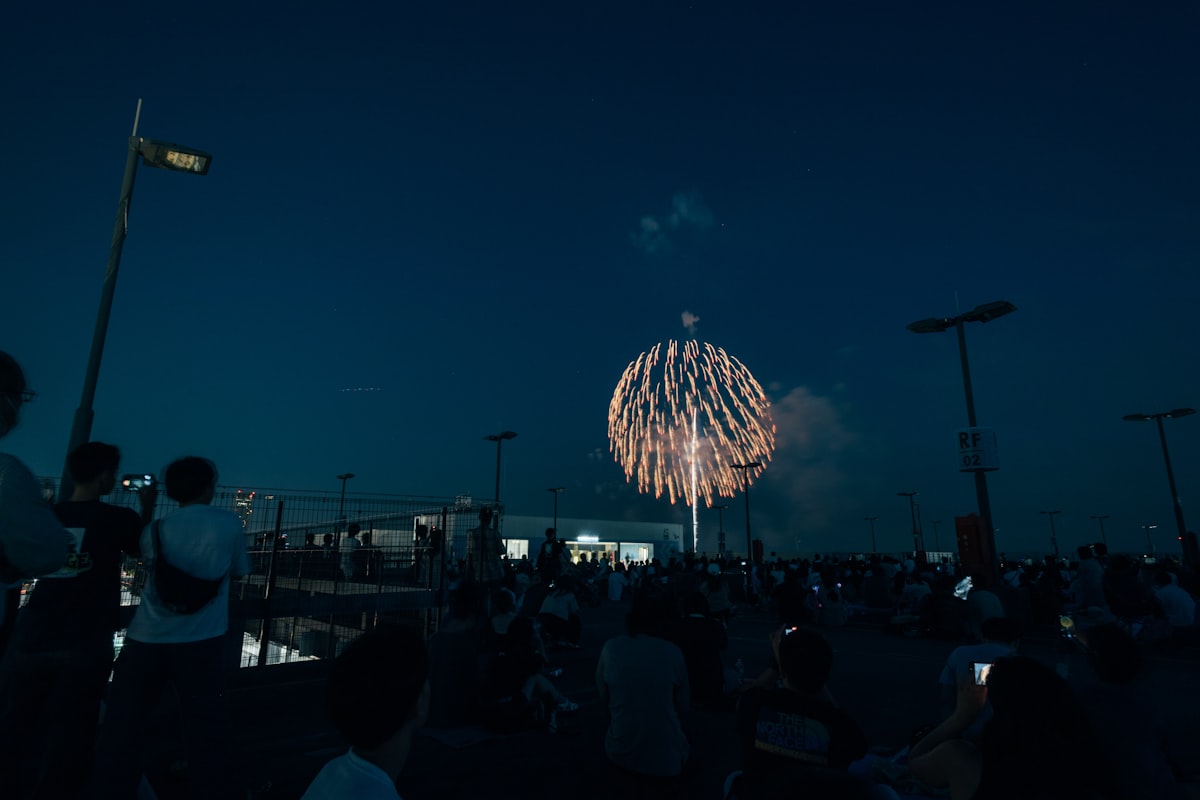 花火大会を見上げる観客のイメージ（イメージ画像・Photo by Tsuyoshi Kozu on Unsplash）