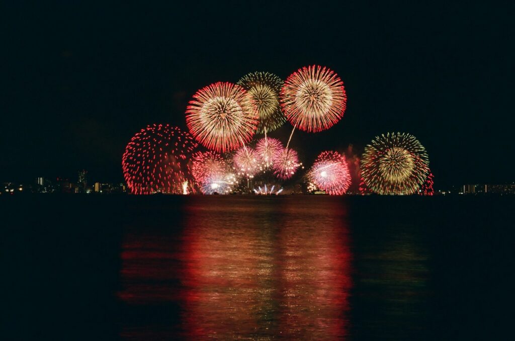 夜空に大きく開く打ち上げ花火のイメージ