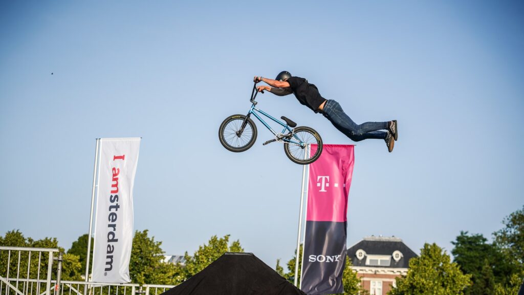 BMXライダーがジャンプする様子（イメージ画像・Photo by Yomex Owo on Unsplash）