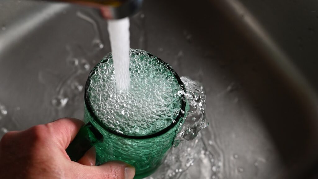 コップに注がれる水道水のイメージ画像（境町の実景ではありません）